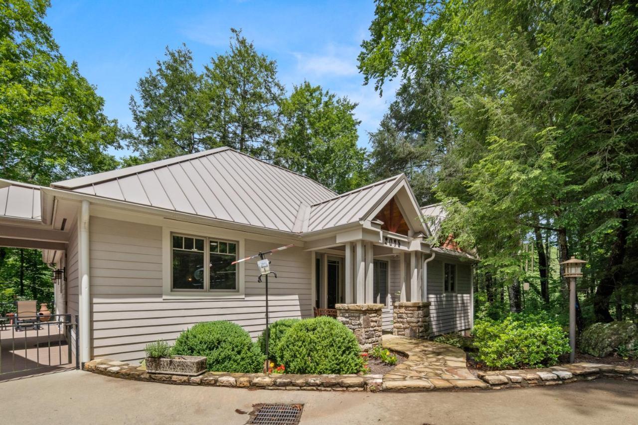 Falling Waters At Rumbling Bald Lake Lure Extérieur photo
