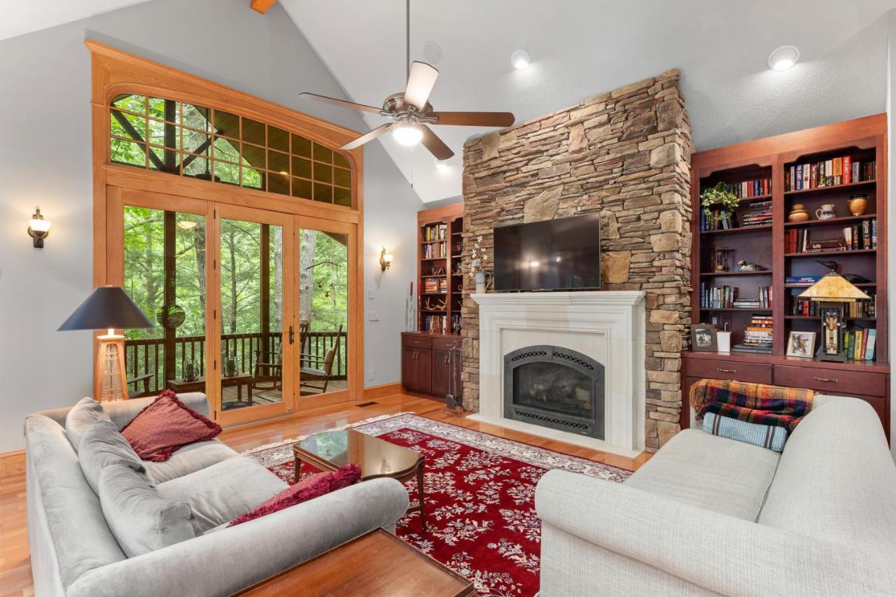 Falling Waters At Rumbling Bald Lake Lure Extérieur photo