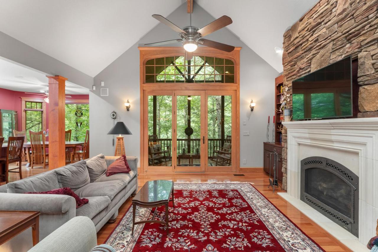 Falling Waters At Rumbling Bald Lake Lure Extérieur photo