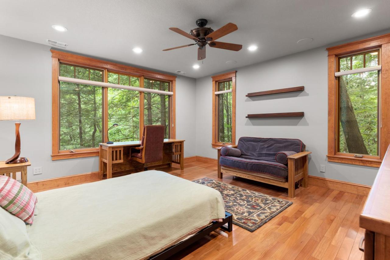 Falling Waters At Rumbling Bald Lake Lure Extérieur photo