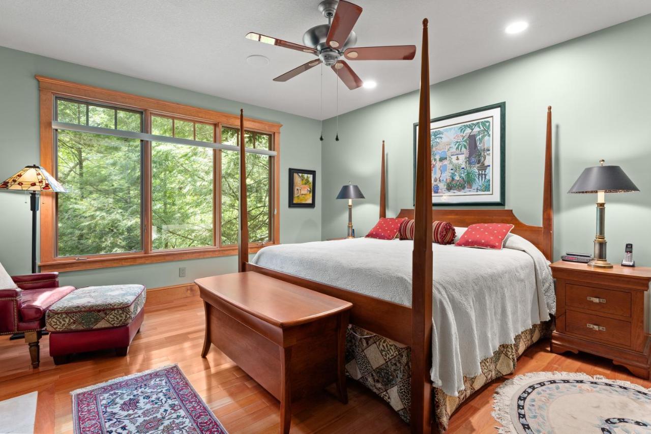 Falling Waters At Rumbling Bald Lake Lure Extérieur photo