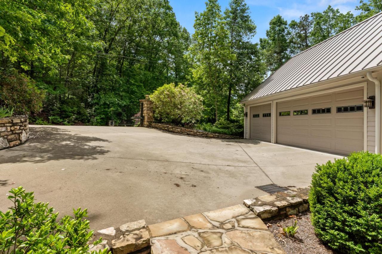 Falling Waters At Rumbling Bald Lake Lure Extérieur photo