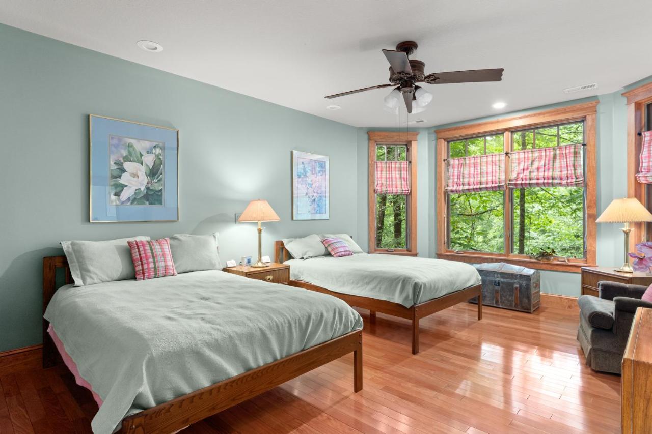 Falling Waters At Rumbling Bald Lake Lure Extérieur photo