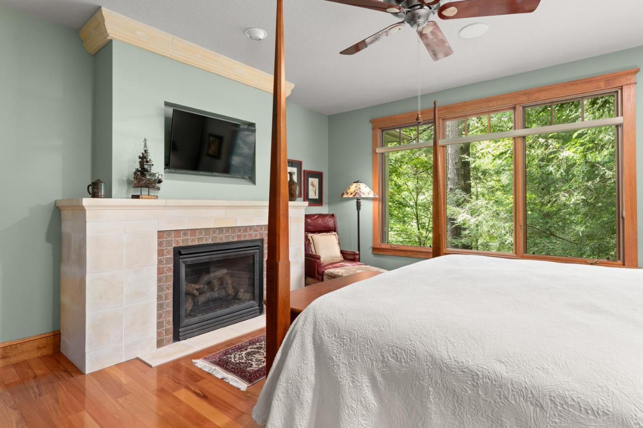 Falling Waters At Rumbling Bald Lake Lure Extérieur photo