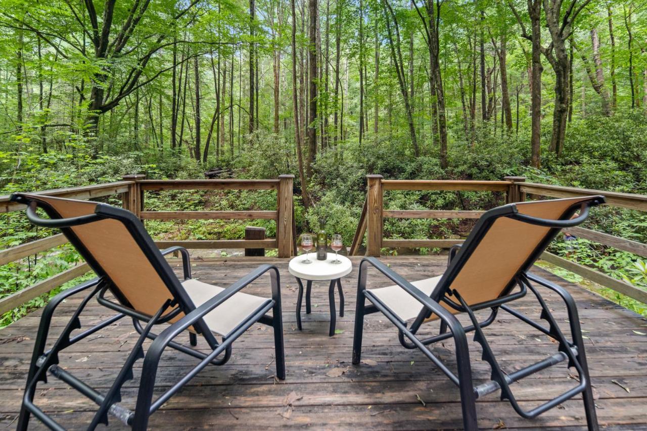 Falling Waters At Rumbling Bald Lake Lure Extérieur photo