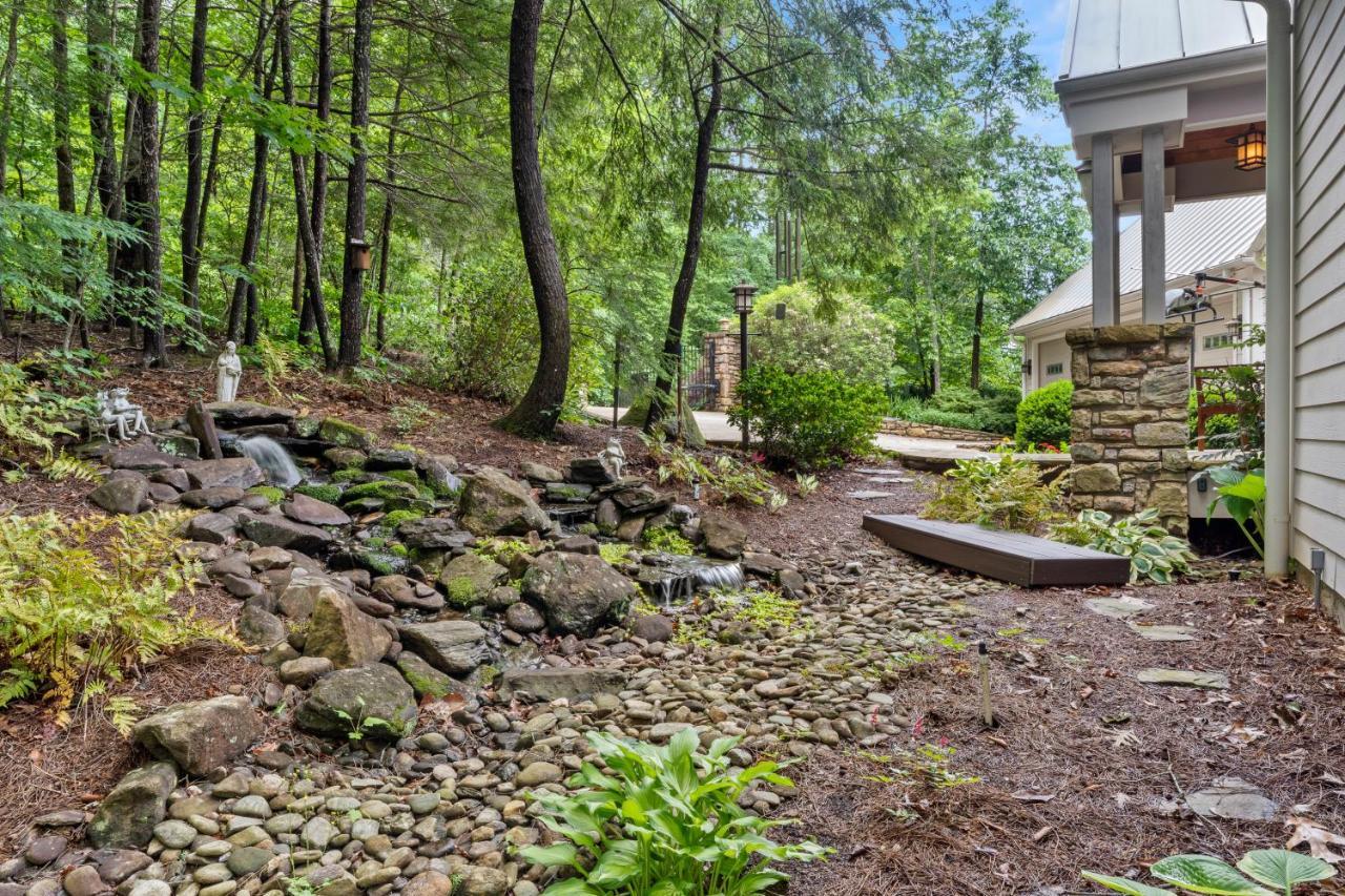 Falling Waters At Rumbling Bald Lake Lure Extérieur photo