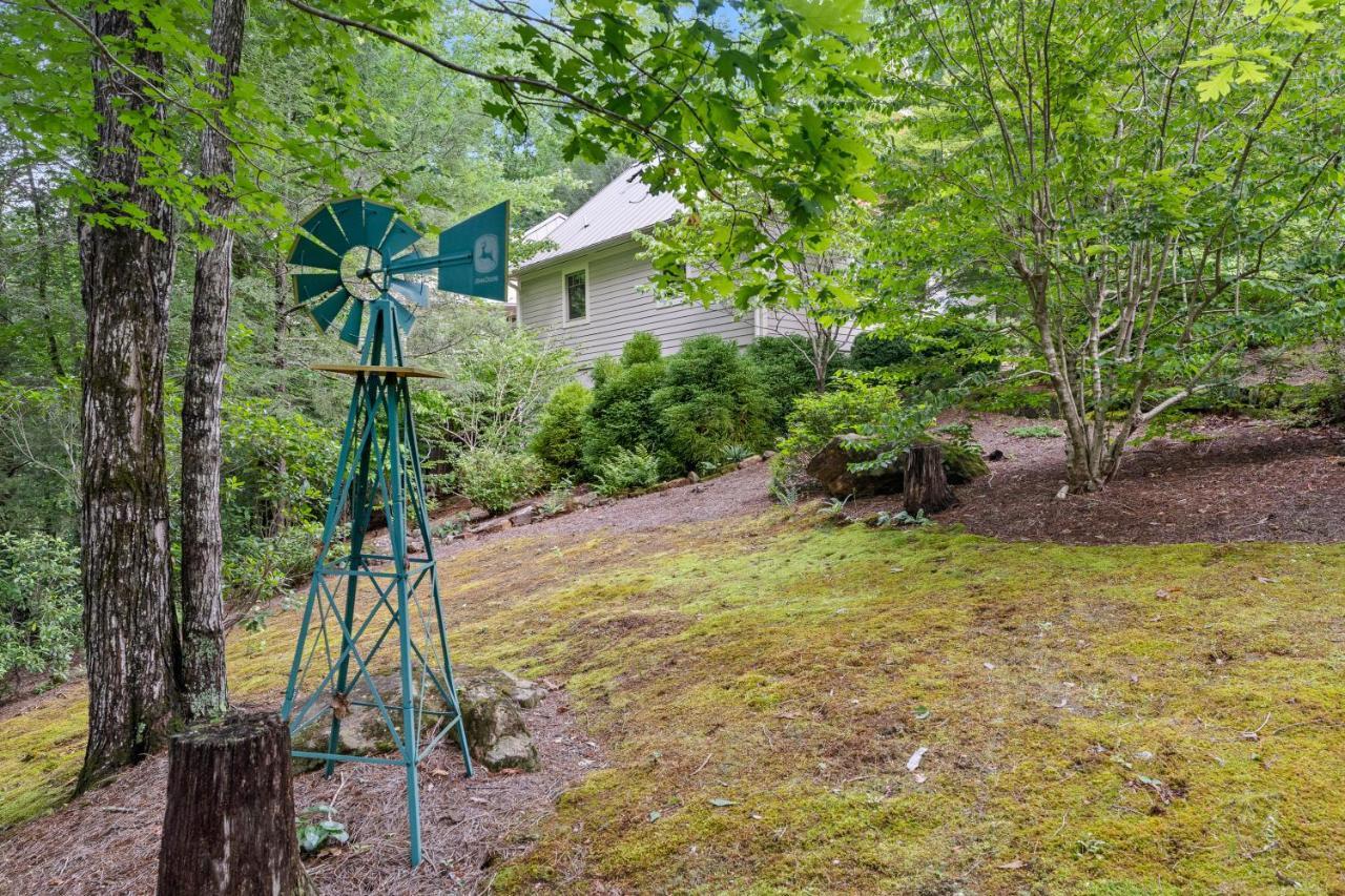 Falling Waters At Rumbling Bald Lake Lure Extérieur photo